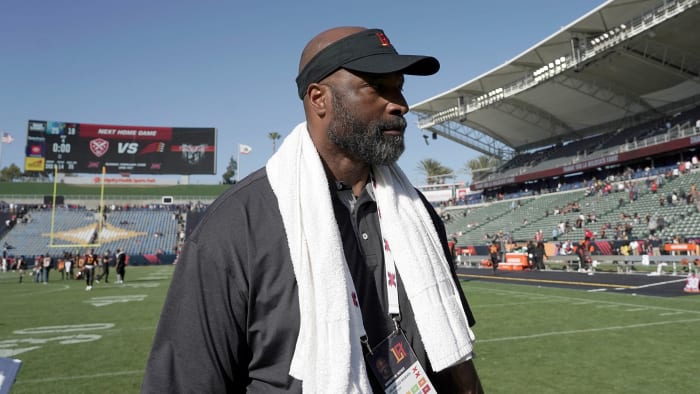 Longtime Packers assistant Moss led the L.A. Wildcats to a 2–3 record before the XFL shut down operations.